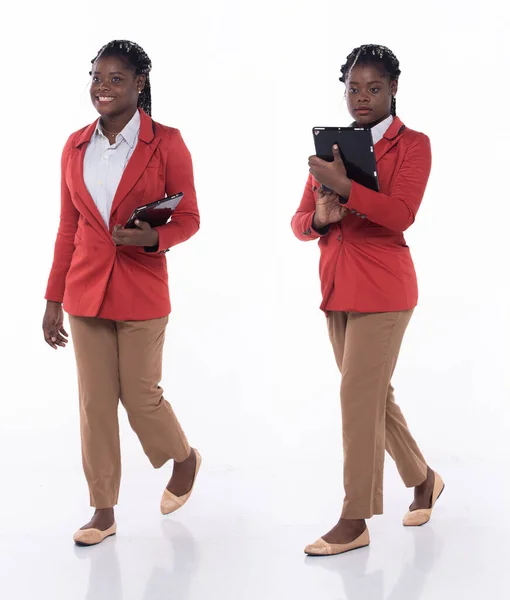 Двадцатилетний Молодой Афроамериканец Продавец Женского Бизнеса Шагает Вперед Правой Ноге — стоковое фото