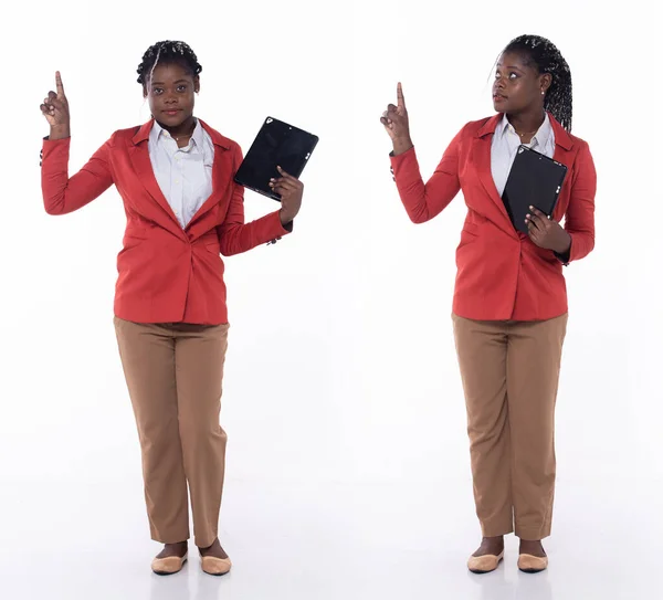 Двадцатилетний Молодой Афроамериканец Продавец Женского Бизнеса Тычет Пальцем Воздух Носит — стоковое фото