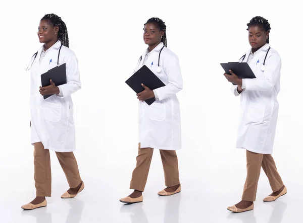 Full Längd Talet Ung Afroamerikansk Kvinna Medicinsk Läkare Promenader Framåt — Stockfoto