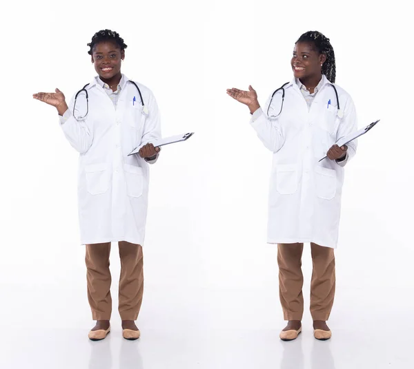 Full Längd Talet Unga Afroamerikanska Kvinna Medicinsk Läkare Visar Tom — Stockfoto