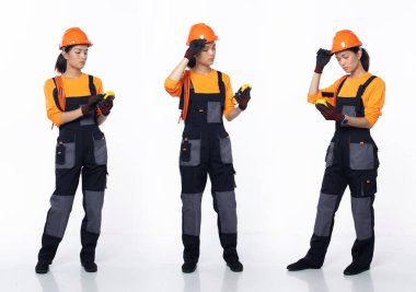 20 'li yaşlarda, Asyalı kadın müteahhit elektrikçi, çok çalışıyor, sabit şapka üniformalı güvenlik donanımı giyiyor. Gülümseyen Endüstriyel kadın elektrik sayacı kablosunu beyaz arka planda izole halde tutuyor