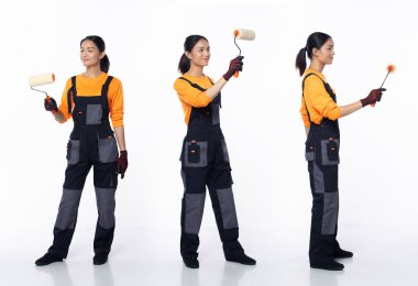 20 'li yaşlarda, genç Asyalı kadın dekorasyon ressamı, çok düşünen, turuncu tulum üniformalı eldivenler giyen. Gülümse, mutlu kadın. Beyaz arka planda boya fırçası tut.