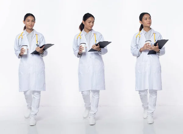 Full Längd Talet Ung Asiatisk Kvinna Klinik Läkare Promenader Framåt — Stockfoto