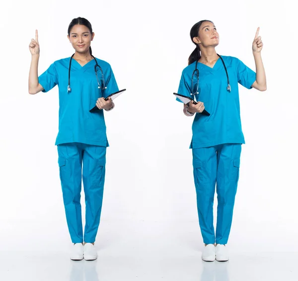 Comprimento Total 20S Jovem Asiático Mulher Clínica Enfermeira Apontando Dedo — Fotografia de Stock