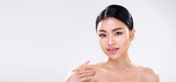 Potret Wajah Pemuda Asia Bahu Terbuka Wanita Cantik Melihat Kamera — Stok Foto