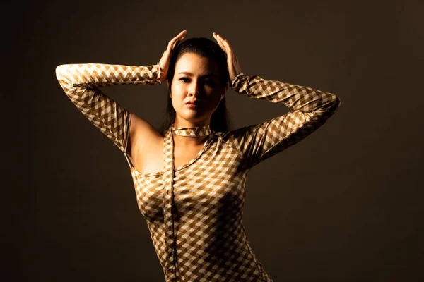 时尚半身型20多岁的年轻亚洲女性穿着时尚服装 有强烈的压力感 画室里漂亮的女性镜头 左边的灯光照射在深灰色背景的隔离下 — 图库照片