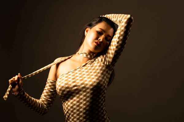 Moda Yaşlarda Genç Asyalı Bir Kadının Vücudunun Yarısı Moda Kıyafeti — Stok fotoğraf