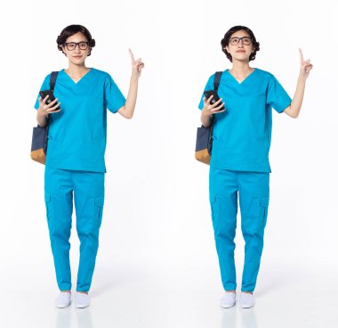 30 'lu yaşlarda, gözlüklü, parmağıyla havayı gösteren, resmi mavi pantolonlu, Asyalı bir hemşire. Sırt çantalı bir kadın, beyaz arka planda kahve fincanı taşıyor.