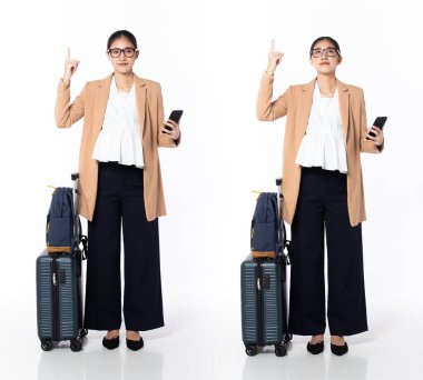 30 'lu yaşlarda, Asyalı, hamile bir kadın iş gezisi, havaya parmak sallamak, resmi spor ceket ayakkabıları giymek. Gülümseyen ofis kadını sırt çantasındaki telefonu beyaz arka planda tek başına taşıyor.