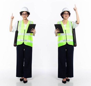 30 'lu yılların Asyalı Kadın Mühendis Mimarlık Endüstrisi, havada işaret ediyor, resmi güvenlik donanımı takıyor. Gülümseyen müşteri kadın beyaz arkaplan üzerinde tablet tasarımı taşır