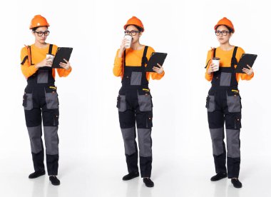 30 'lu yaşlarda, Asyalı kadın elektrikçi, çok çalışıyor, resmi tulum giysisi giyiyor. Gülümseyen elektrikli kadın beyaz arka planda tablet kahve fincanı taşıyor.