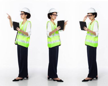 30 'lu yılların Asyalı Kadın Mühendis Mimarlık Endüstrisi, sıkı düşünen, resmi güvenlik donanımı takan. Gülümseyen müşteri kadın beyaz arkaplan üzerinde tablet tasarımı taşır