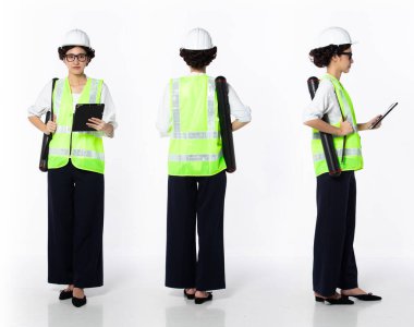 30 'lu yaşlarda, Asya Kadın Mühendis Mimarlığı Endüstrisi, 360 ön arka taraf, resmi güvenlik donanımı var. Gülümseyen müşteri kadın beyaz arkaplan üzerinde tablet tasarımı taşır