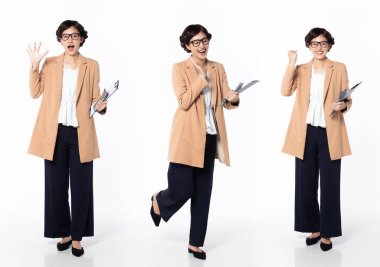 30 'lu yaşlarda, Asyalı 40' lı yaşlarda, Vergi Muhasebecisi. Şaşırtıcı bir sevinç şoku. Gülümse Ofis kadını, hesap makinesi dizinini beyaz arkaplan üzerinde tek başına taşı