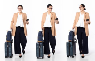 30 'lu yaşlarda, Asyalı, hamile bir kadın iş gezisi, sola doğru yürüme, resmi spor ceket pantolon giyme. Gülümseyen ofis kadını sırt çantasındaki telefonu beyaz arka planda tek başına taşıyor.