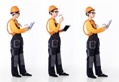 30 'lu yaşlarda, Asyalı kadın elektrikçi, çok çalışıyor, resmi tulum giysisi giyiyor. Gülümseyen elektrikli kadın beyaz arka planda tablet kahve fincanı taşıyor.