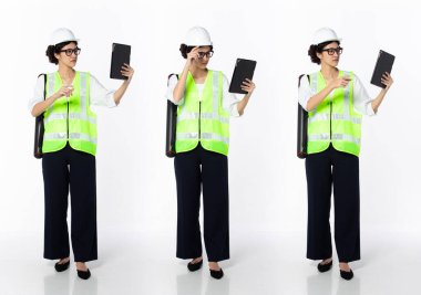 30 'lu yılların Asyalı Kadın Mühendis Mimarlık Endüstrisi, sıkı düşünen, resmi güvenlik donanımı takan. Gülümseyen müşteri kadın beyaz arkaplan üzerinde tablet tasarımı taşır