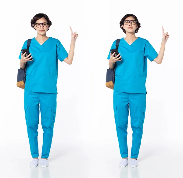 Pełna Długość 30S Azjatka Pielęgniarka Kobieta Okularach Wskazując Palcem Powietrzu — Zdjęcie stockowe