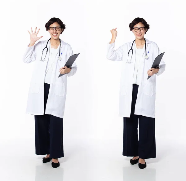 Pełna Długość 30S Azji Kobieta Lekarz Stetoskopem Wow Zaskoczenie Zadowolony — Zdjęcie stockowe