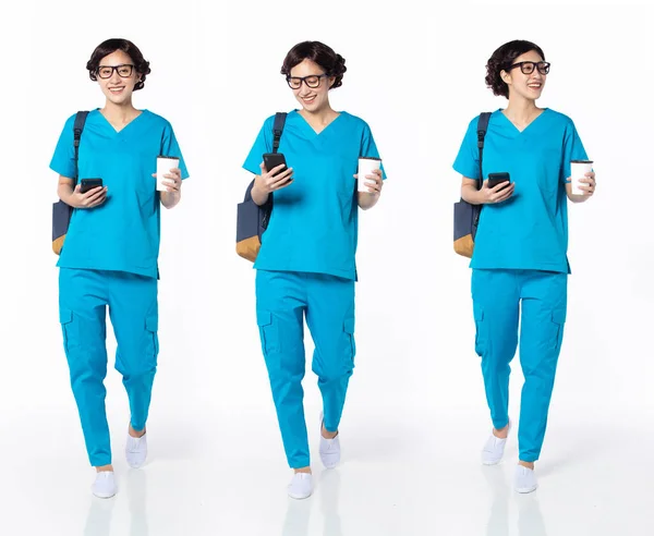 Comprimento Total 30S 40S Asian Woman Nurse Com Óculos Andando — Fotografia de Stock