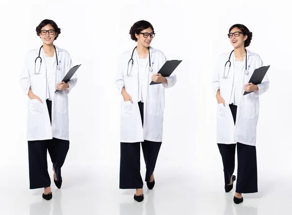 Full Length 30S 40S Asiatico Donna Medico Con Stetoscopio Camminando — Foto Stock