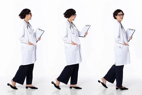 全长30多岁的40多岁的亚洲女医生 带着听诊器 走在左边右边 穿着正式的连帽裤鞋 笑医院女病人携带病人图过白色背景隔离 — 图库照片