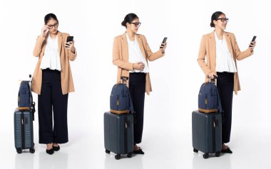 30 'lu yaşlarda, Asyalı, hamile bir kadın iş gezisi, çok çalışmak, resmi spor ayakkabılar giymek. Gülümseyen ofis kadını sırt çantasındaki telefonu beyaz arka planda tek başına taşıyor.