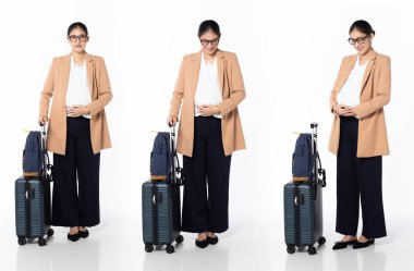 30 'lu yaşlarda Asyalı Hamile Kadın iş gezisi, bebeğe sevgiyle dokunmak, resmi spor ayakkabı giymek. Gülümseyen ofis kadını sırt çantasındaki telefonu beyaz arka planda tek başına taşıyor.