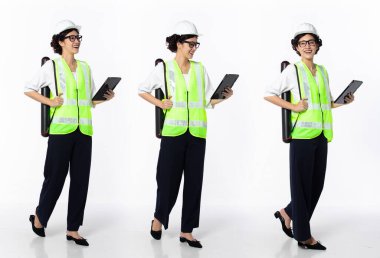 30 'lu yaşlarda, Asyalı Kadın Mühendis Mimarlık Endüstrisi, sola doğru yürüyor, resmi güvenlik donanımı giyiyor. Gülümseyen müşteri kadın beyaz arkaplan üzerinde tablet tasarımı taşır