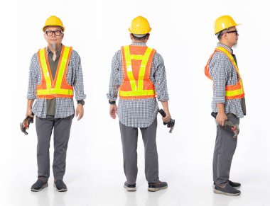 50 'li yaşlarda, Asyalı 60' lı yaşlarda, Çinli müteahhit mühendis. Arka tarafta 360 model, resmi bir iş elbisesi giyiyor. Orta yaşlı erkek eldivenleri beyaz arka plan üzerinde çekiç tutuyor.