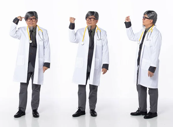 完全な長さ50 60年代アジア中国病院医師医学の男は アイデアを傾け 正式な作業服を着ると思う シルバーグレー髪男性ホールドタブレット患者チャート上の白い背景孤立 — ストック写真