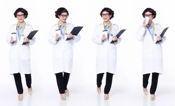 全长30多岁的40多岁的亚洲女医生 带着听诊器 走在左边右边 穿着正式的连帽裤鞋 笑医院女性携带病人图表咖啡杯白色背景隔离 — 图库照片