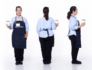 Tam uzunlukta, 50 'li yaşlarda, Asya' lı, son sınıf, kahveci, garson, arka tarafta 360 yaşında, resmi, beyaz pantolon giyiyor. Gülümseyen kafe kadın gülümsüyor.