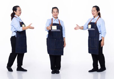 Tam boy, 50 'li yaşlarda, Asya' lı, son sınıf, kahve garsonu, el sıkışan, resmi, beyaz üniformalı pantolon giyen. Gülümseyen kafe kadın gülümsüyor.