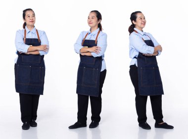 40 'lı yaşlarda, Asya' lı 50 'li yaşlarda, kahveci, garson, kolları çapraz güvenli, beyaz üniformalı pantolon giyiyor. Gülümseyen kafe kadın gülümsüyor.