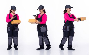40 'lı yaşlarda, Asya' lı 50 'li yaşlarda, üst düzey kadın teslimat şirketi, sıkı çalışan, üniformalı pembe tulum giyen. Gülümse postacı kadın kutucuğu alıcıya beyaz arka planda tek başına taşı