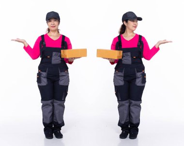 50 'li yaşlarda, Asya' lı 50 'li yaşlarda, yaşlı kadın teslimat şirketi. Eli boş, üniformalı pembe tulum giyiyor. Gülümse postacı kadın kutucuğu alıcıya beyaz arka planda tek başına taşı