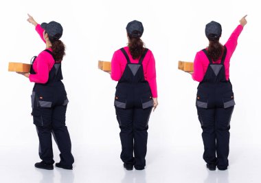 40 'lı yaşlarda, Asya' dan 50 'li yaşlarda, üst düzey kadın teslimat şirketi. Parmakla göstererek üniformalı pembe tulum giyiyorlar. Gülümse postacı kadın kutucuğu alıcıya beyaz arka planda tek başına taşı