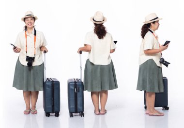 Tam boy, 50 'li yaşlarda, Asya' lı, yaşlı, tatil turisti. Arka tarafta 360 numara, tropikal terlik giyiyor. Gülümse bayram kadını, harita taşı, internet telefonu bagajını beyaz arka planda izole et.