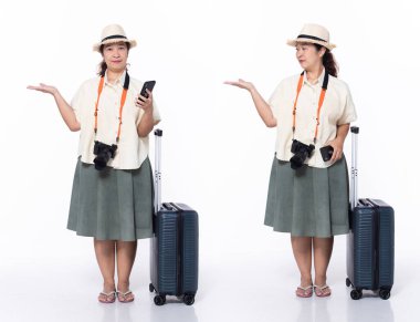 40 'lı yaşlarda, Asya' lı 50 'li yaşlarda tatil turisti. Boş avuç içi gösteriyor. Tropikal terlik giyiyor. Gülümse bayram kadını, harita taşı, internet telefonu bagajını beyaz arka planda izole et.