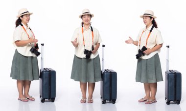 40 'lı yaşlarda, Asya' da 50 'li yaşlarda tatil yapan, el sıkışan, tropikal terlik giyen bir turist. Gülümse bayram kadını, harita taşı, internet telefonu bagajını beyaz arka planda izole et.