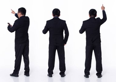 60 'lı yılların Asyalı 50' li yaşlarda üst düzey yönetici yönetici, parmağıyla havayı gösteriyor, siyah resmi takım elbise giyiyor. Kendine güvenen ofis erkeği beyaz arka planda internet telefonu taşıyor.