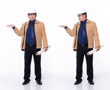 60 'lı yılların Asyalı 50' li yaşlarda iş adamı mühendisi, içi boş el gösteren, resmi takım elbise giyen bir mimar. Ofis erkeği beyaz arka planda ayrıntılı kahve fincanı taşıyor.