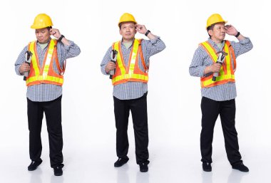 60 'lı yılların Asyalı 50' li yılların kıdemli mühendis mühendisi, sıkı çalışan, sarı güvenlik başlığı takan. Kendine güvenen fabrika erkeği beyaz arka planda eldivenli çekiç gibi duruyor.