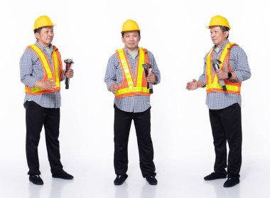 60 'lı yılların Asyalı 50' li yaşlarda, kıdemli mühendis mühendisi, el sıkışan, sarı güvenlik kaskı takan. Kendine güvenen fabrika erkeği beyaz arka planda eldivenli çekiç gibi duruyor.