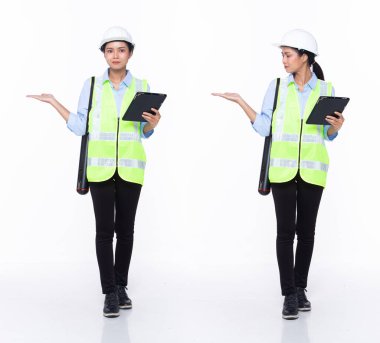 30 'lu yaşlarda, Asyalı bir mühendis, mimar, iş müşterisi, içi boş avuç içi gösteriyor, güvenlik kıyafeti giyiyor. Siyah saçlı müteahhit kadın mutlu bir gülümseme hissediyor.