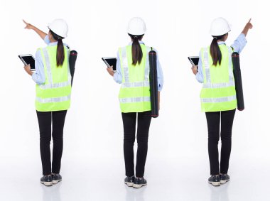 30 'lu yaşlarda, Asyalı bir mühendis, mimar müşterisi, parmaklarını havaya kaldırıyor, güvenlik kıyafeti giyiyor. Siyah saçlı müteahhit kadın mutlu bir gülümseme hissediyor.