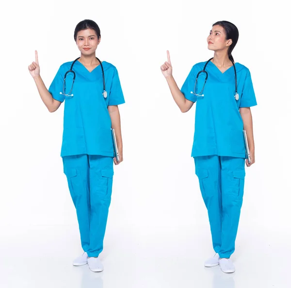 Asiatka Vědec Chirurg Doktor Ukazující Prstem Nahoru Vzduchu Nosí Uniformu — Stock fotografie