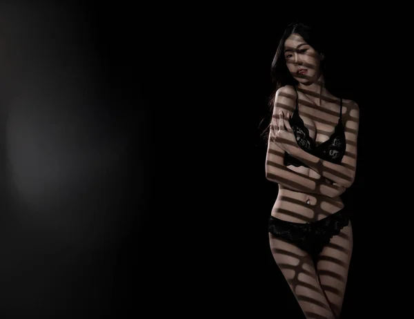 Yarı Vücut Asyalı Güzel Kadın Seksi Uzun Saçlı Siyah Çamaşırları — Stok fotoğraf