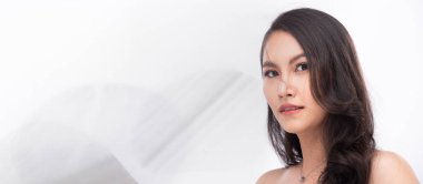 Asyalı Arap tenli, bronz tenli kadının yarı vücudu gülümseme ve mutlu dudaklar gösterir. Hindistan Kadın Ekspresi Stüdyoda kendini iyi hissediyor Beyaz duman arka planda izole